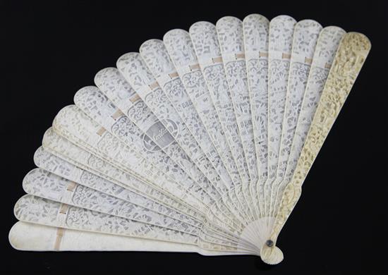 A Chinese finely carved ivory brisé fan, second half 19th century, 19cm